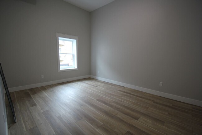 Building Photo - Historic Panora Apartments Fully Remodeled