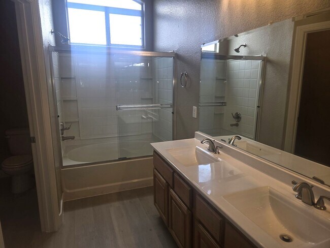 Building Photo - NEWLY REMODELED TOWN HOME IN HENDERSON AWA...