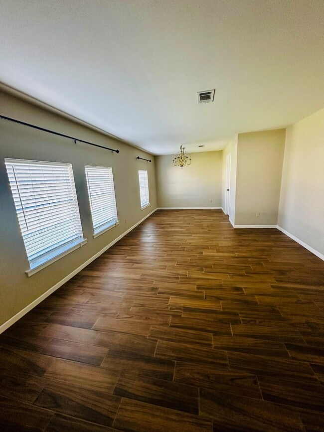 Building Photo - 1235 Elaine Dr