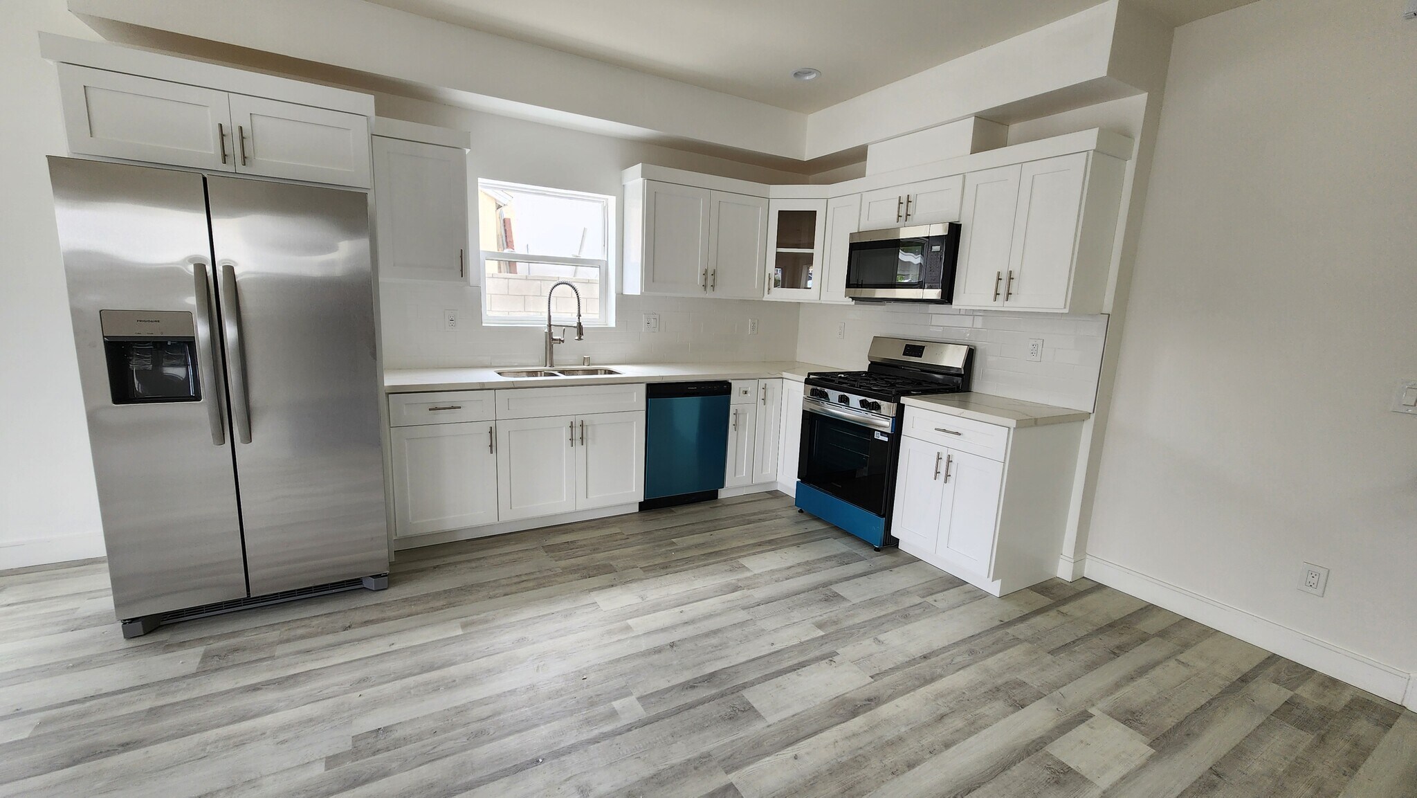 Building Photo - 2637 S Cochran Ave