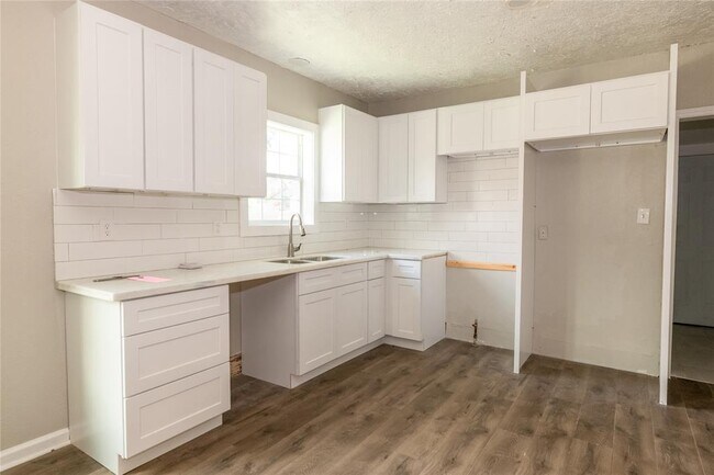 Building Photo - 200 W James Ave