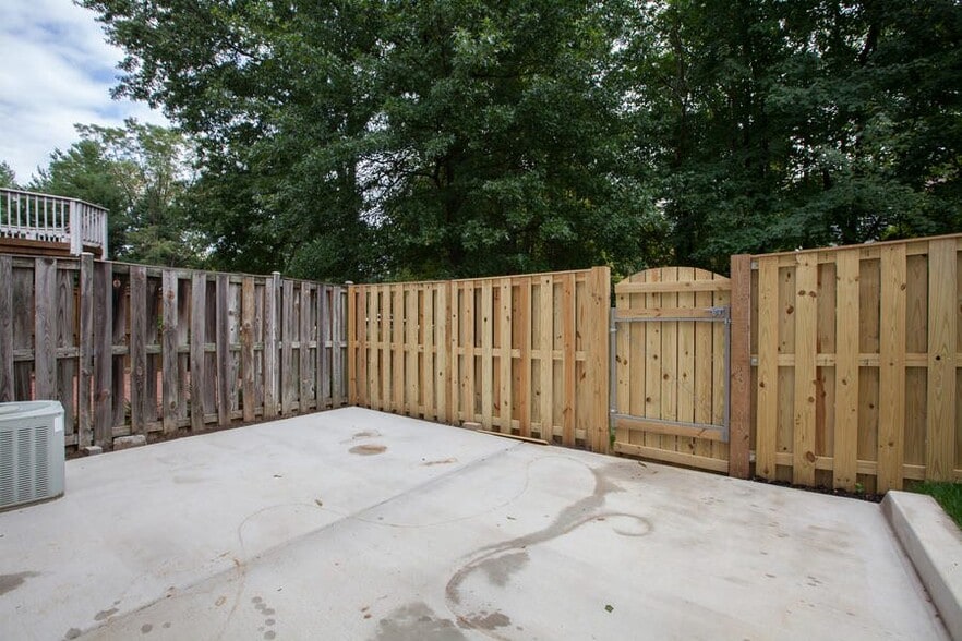 Building Photo - 2911 Bridgehampton Ct