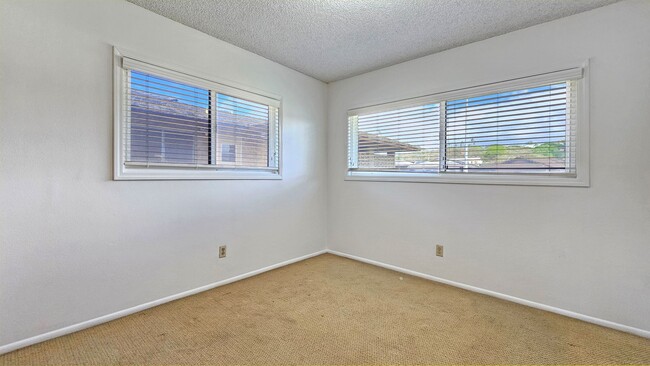 Building Photo - Salt Lake community, single-level 3 bedroo...