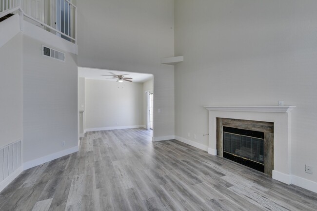 Building Photo - Stylish 2-Bedroom Townhome in Henderson!