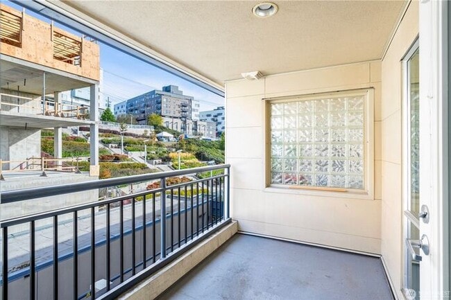 Building Photo - Top-Floor Condo with Office/Den + Private Balcony in the Heart of Seattle