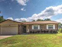 Building Photo - Updated 3 Bed 1 Bath House
