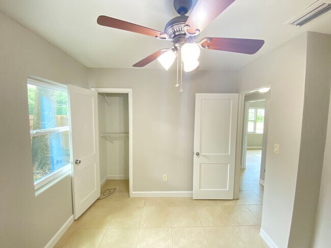 Building Photo - 3/2 single family home minutes from Lake E...