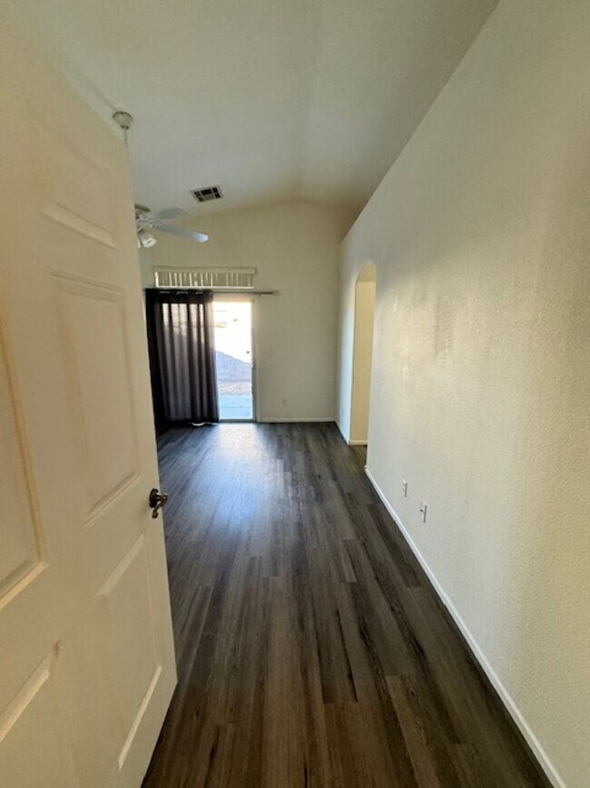 Building Photo - Awesome 3 Bedroom, 2 Bathroom 1 story home...