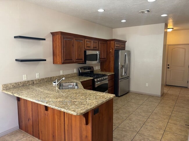 Building Photo - Beautiful 3 bedroom, 2.5 bath  townhome in...