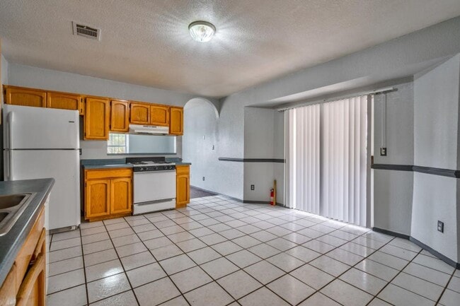 Building Photo - Adorable 4 bedroom, 2 bath in East El Paso!