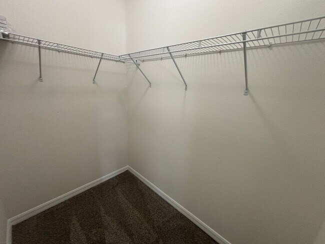 Building Photo - Spacious 4/2.5 Near 200