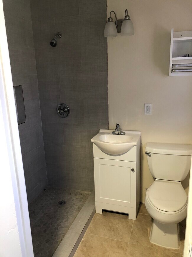 Building Photo - 1301 E Lyon St