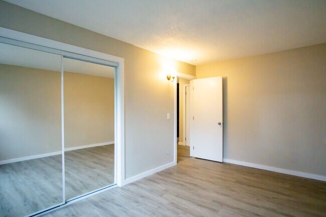 Building Photo - Stunningly Renovated Spacious 2-Bed w/Built-ins, DW, WD, Parking + More!