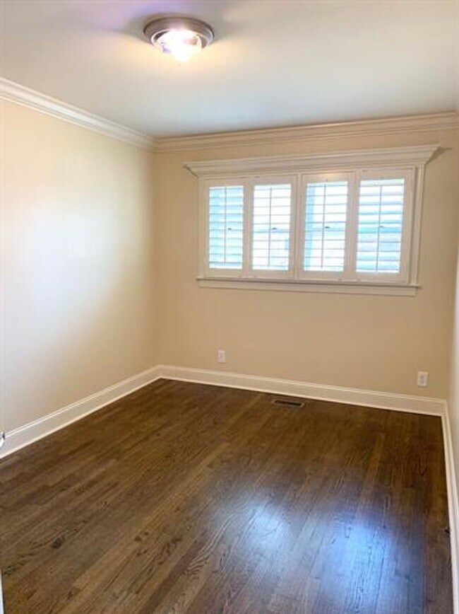 Building Photo - Your Dream Home Awaits in Huntsville's Medical District!