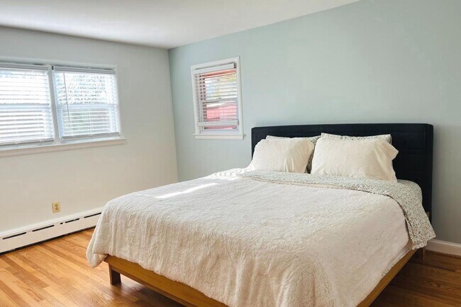 Building Photo - 3900 Laurel Rd