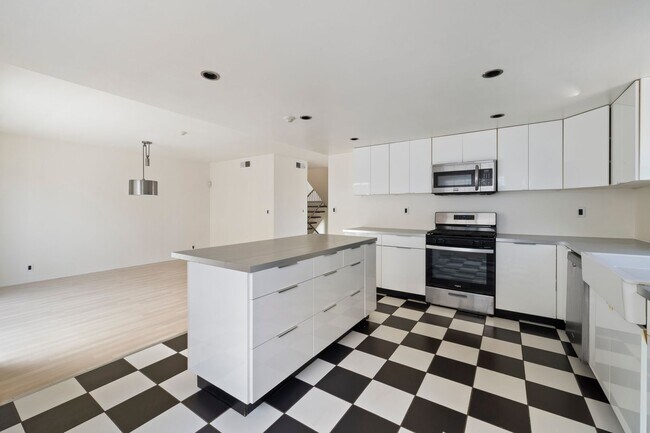 Building Photo - Beautiful 3-bedroom, 2.5-bath tri-level to...