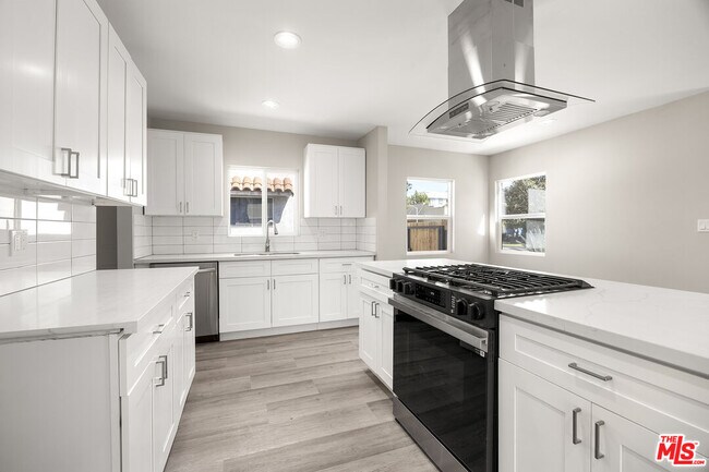 Building Photo - 121 W Elm Ave