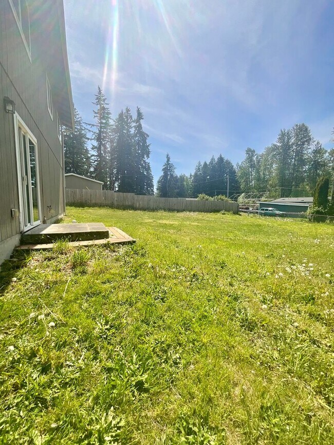 Building Photo - Spacious 3 Bedroom, 2 Bathroom Home!