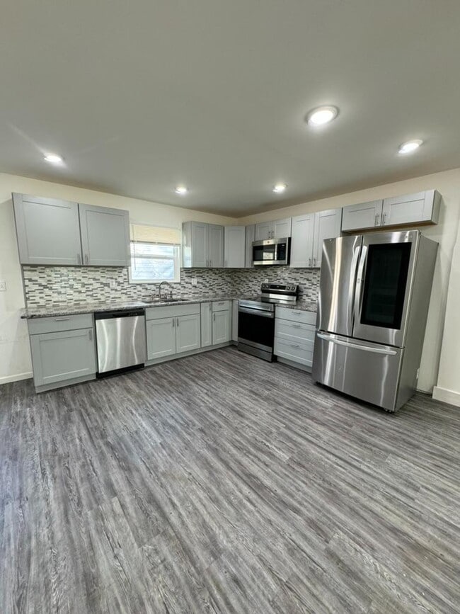 Building Photo - 618 Center St