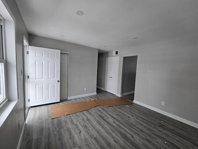 Building Photo - 1044 Hobart St