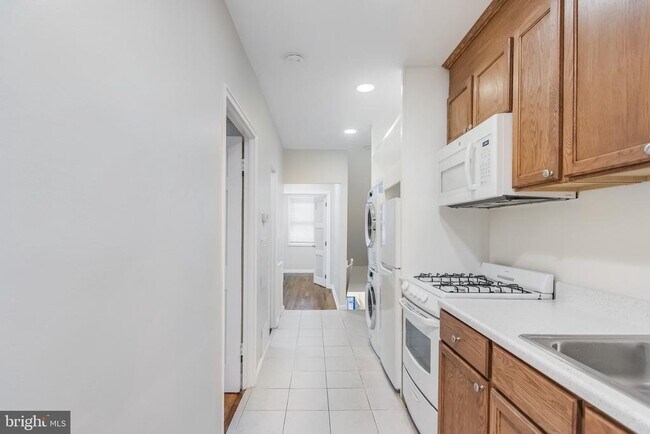 Building Photo - 1723 Gales Pl NE