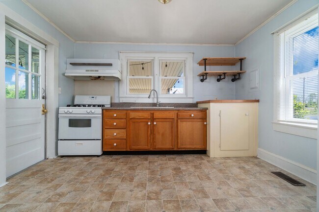 Building Photo - Convenient Hwy. 55 Location – Charming 2BR with Large Yard