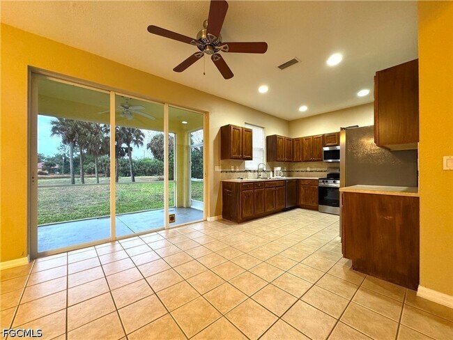 Building Photo - 117 Shadow Lakes Dr