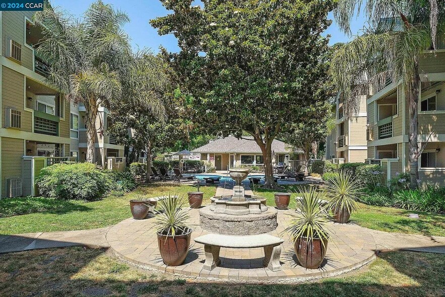 Building Photo - 2530 Oak Rd