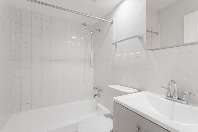 Building Photo - 6758 N Sheridan Rd