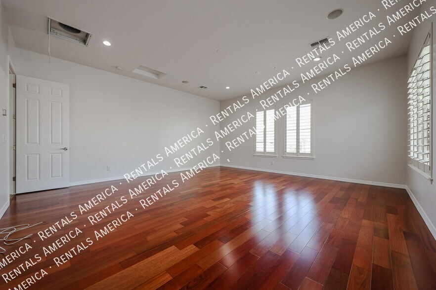 Building Photo - 1935 W Sparrow Dr