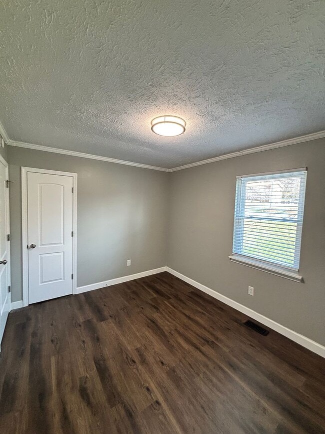 Building Photo - Spacious 3BR Rancher Near Washington Pike – Quiet Setting, Minutes to Downtown!