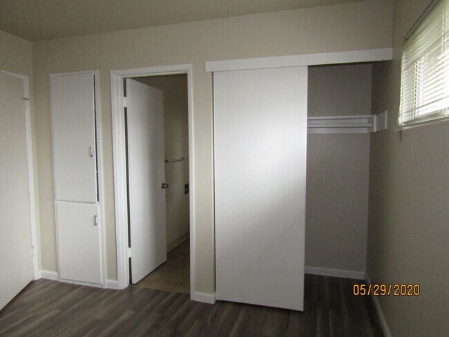 Building Photo - Cozy Updated One Bed One Bath Apartment Ne...