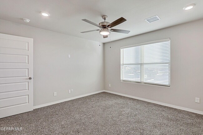 Building Photo - 13130 Oakhampton Ave