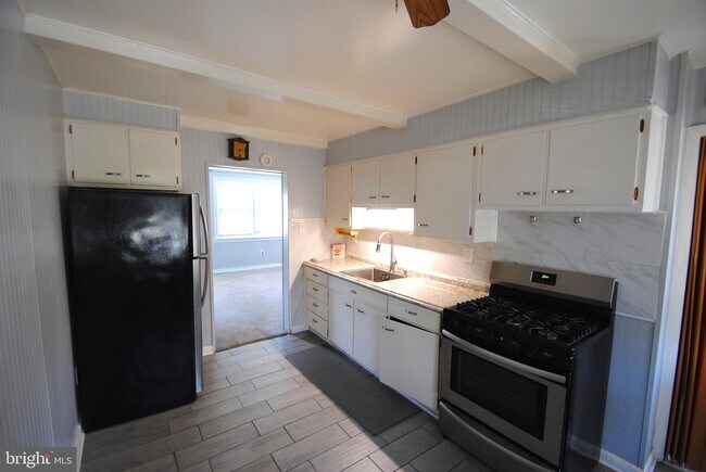 Primary Photo - 119 Brown St