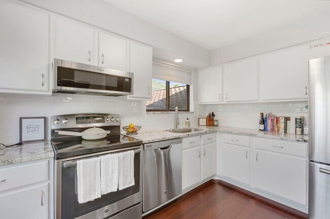 Building Photo - 1250 Oak Hill Rd