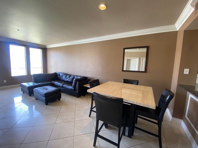 Building Photo - Beautiful, partially furnished 1 bedroom w...