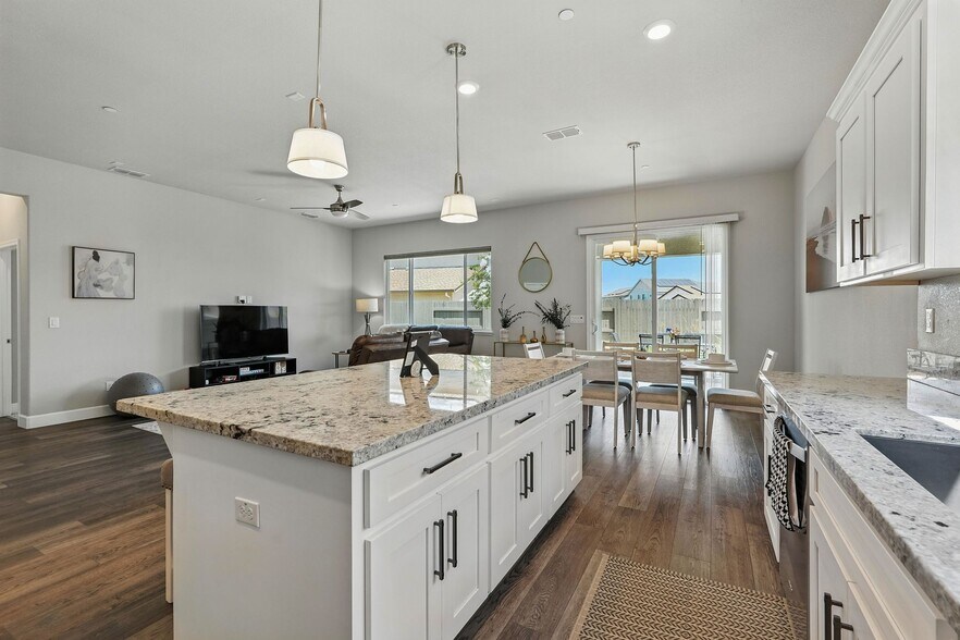 Building Photo - 5049 Cardero Way