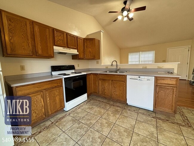 Building Photo - Garden City Home!