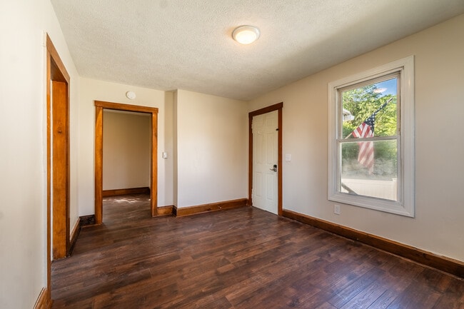 Building Photo - 610.5 Russell St