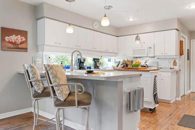 Building Photo - ** STUNNING 4 BEDROOM 2 FULL BATH/ 2 HALF BATH HOME WITH A PRIVATE POOL LOCATED JUST MINUTES FROM...