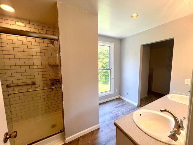 Building Photo - Cranberry - 6 bedroom 4 bathroom - Stunnin...