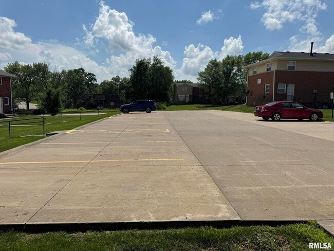 Building Photo - 18 Parkview Dr