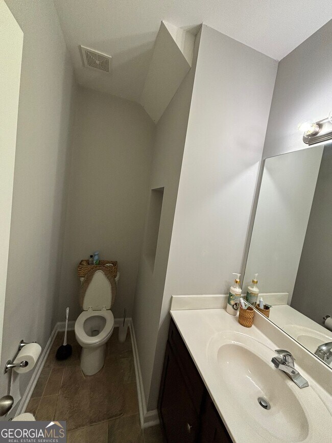 Building Photo - 518 Tulip Ln