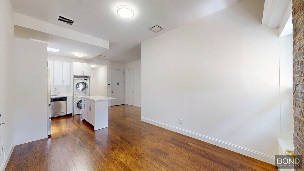 Primary Photo - 116 E 60th St