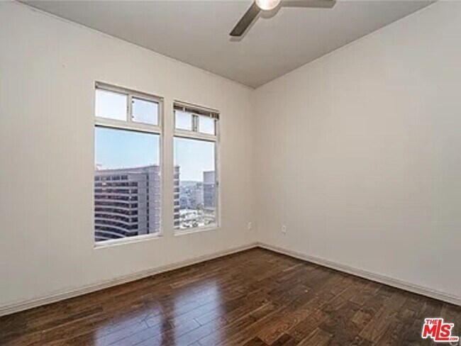 Building Photo - 388 E Ocean Blvd