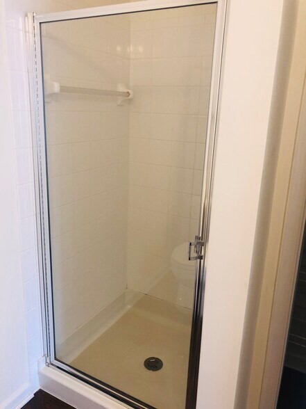 Master Bathroom - 3810 Lightfoot St