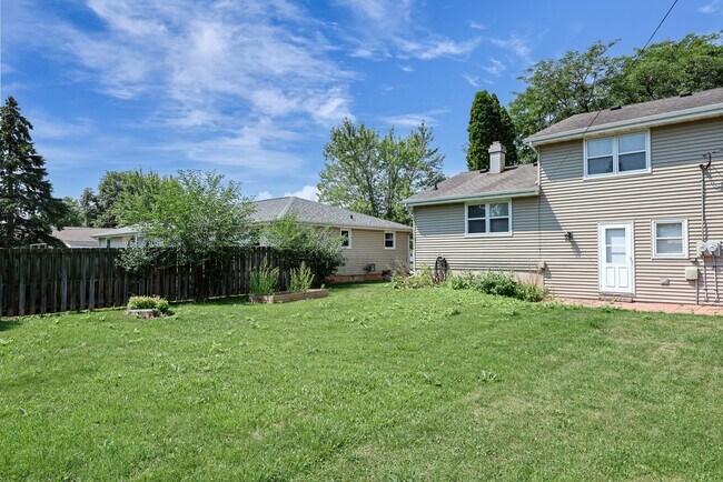 Building Photo - 1216 Meadow Ln
