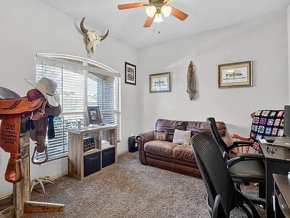 Building Photo - Comfy 3 Bed/2 Bath Midland Home with all appliances, backyard, attached garage, 6 min to grocery ...