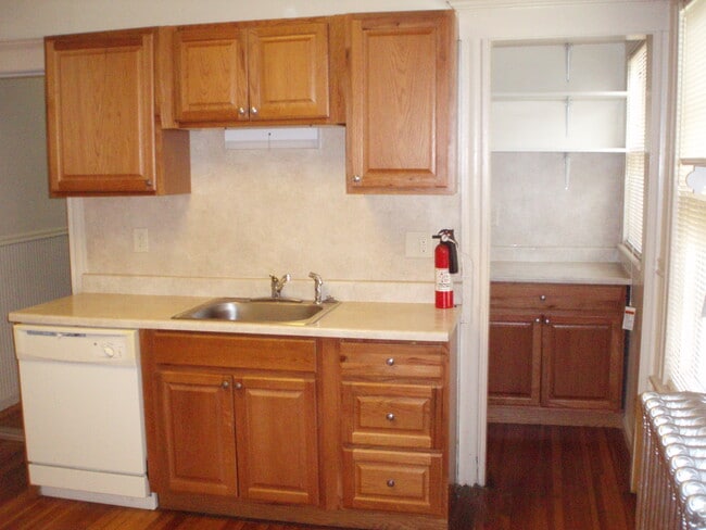 Primary Photo - 82 Porter St