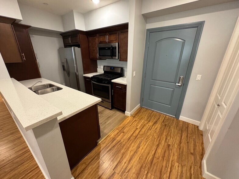 Building Photo - 6718 Sylmar Ave